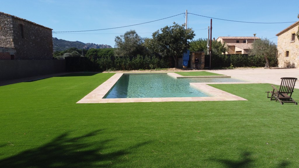 Piscina a una masia