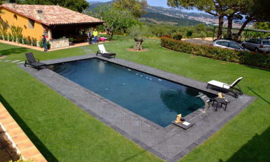 Piscina con revestimiento oscuro